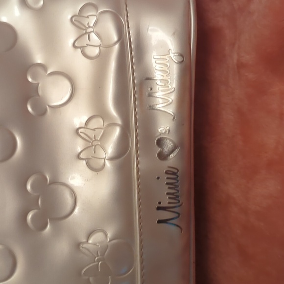 Disney Loungefly Mickey Loves Minnie White Embossed Purse - Picture 5 of 10